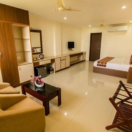 Miracle Residency Hotel Kizhake Chālakudi Екстериор снимка
