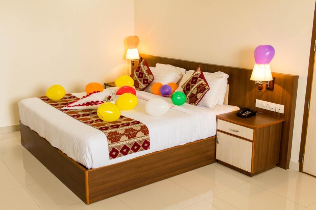 Miracle Residency Hotel Kizhake Chālakudi Екстериор снимка