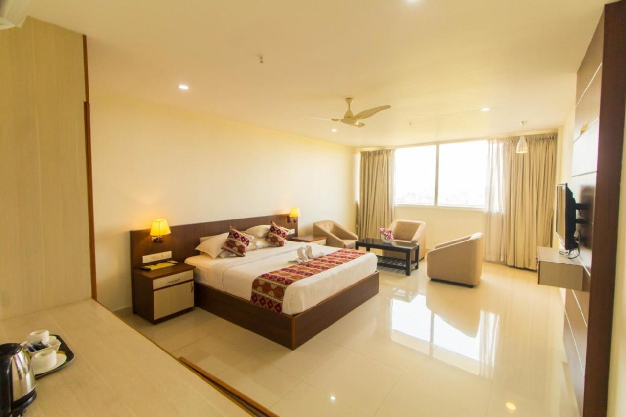 Miracle Residency Hotel Kizhake Chālakudi Екстериор снимка