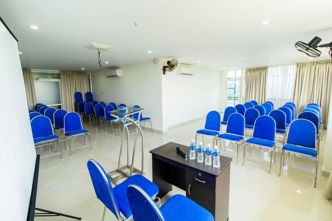 Miracle Residency Hotel Kizhake Chālakudi Екстериор снимка