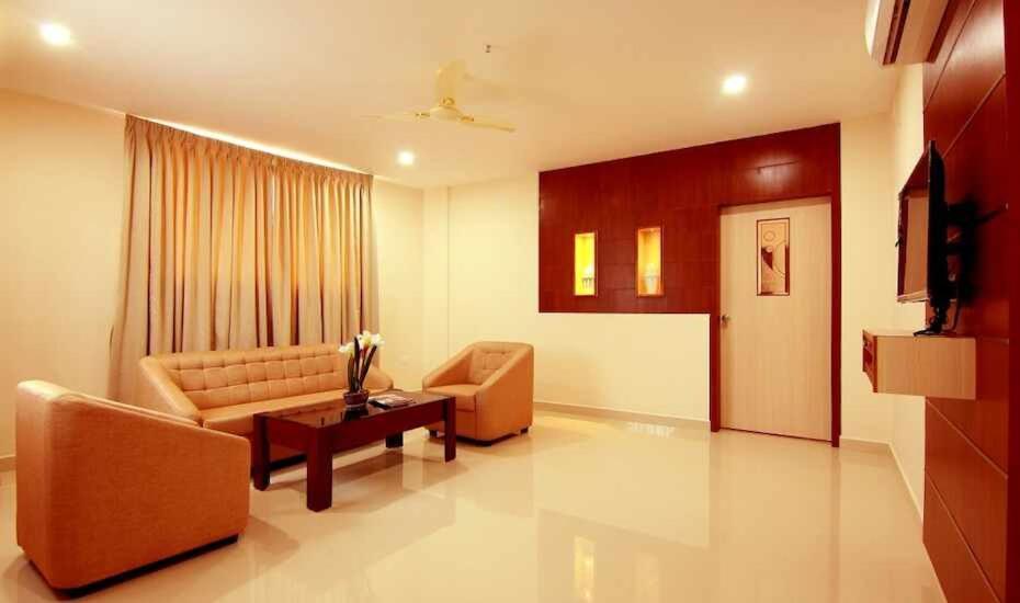 Miracle Residency Hotel Kizhake Chālakudi Екстериор снимка