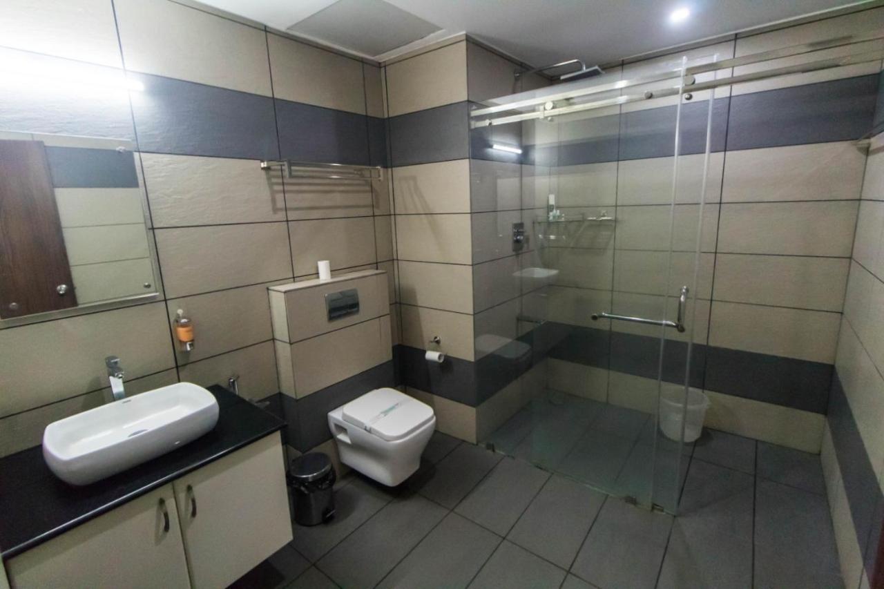Miracle Residency Hotel Kizhake Chālakudi Екстериор снимка