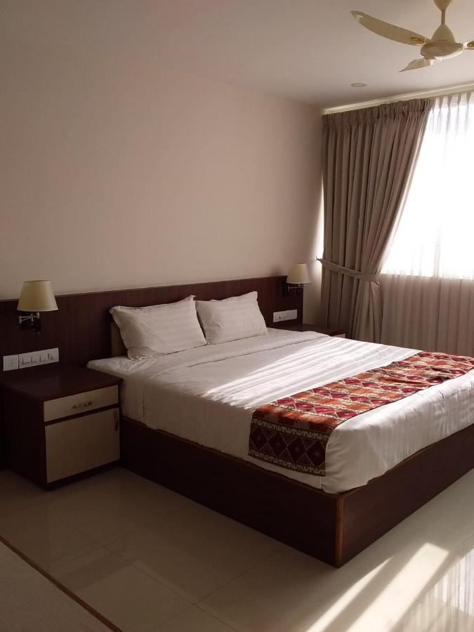 Miracle Residency Hotel Kizhake Chālakudi Екстериор снимка